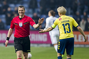 Michael Tykgaard, dommer, Johan Larsson, anfrer (Brndby IF)