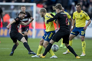 Uidentificeret person (FC Midtjylland), Teemu Pukki (Brndby IF), Markus Halsti (FC Midtjylland)