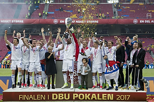 Mathias Zanka Jrgensen (FC Kbenhavn) lfter DBU Pokalen