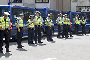Politibetjente og biler danne barriere