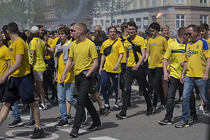 Br�ndbyfans i f�lles march