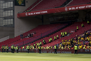 Kampkl�dt politi med hunde p� banen og p� tribunen