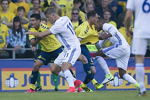 Mathias Zanka Jrgensen (FC Kbenhavn) river Kamil Wilczek (Brndby IF) i trjen, Frederik Holst (Brndby IF), Andreas Cornelius (FC Kbenhavn)