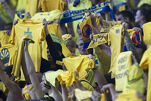 Br�ndbyfans holder deres tr�jer h�jt