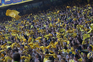 Br�ndbyfans svinger ders tr�jer