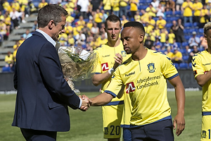 Troels Bech, sportsdirektr (Brndby IF) med blomster til Lebogang Phiri (Brndby IF)