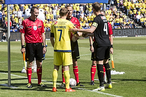 Lars Christoffersen, dommer, Thomas Kahlenberg, anfrer (Brndby IF), Andreas Maxs, anfrer (FC Nordsjlland)