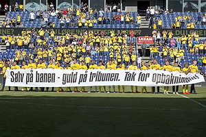 Spillerne takker fans med banner