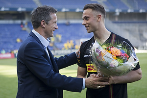 Troels Bech, sportsdirektr (Brndby IF) med blomster til topscorer Marcus Ingvartsen (FC Nordsjlland)