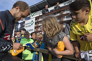 Teemu Pukki (Brndby IF) skriver autografer