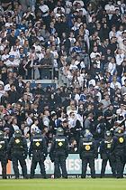 FCK-fans og kampkl�dt politi