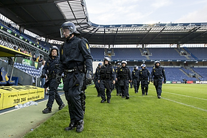 Kampkldt politi p Brndby Stadion