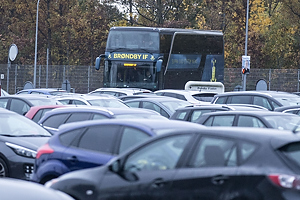 Spillerbussen ankommer til Brndby Stadion