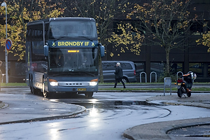 Spillerbussen ankommer til Brndby Stadion