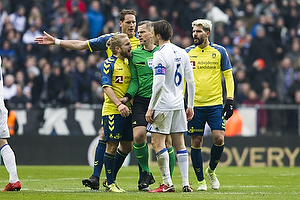 Kasper Fisker (Brndby IF), Michael Tykgaard, dommer, William Kvist, anfrer (FC Kbenhavn)