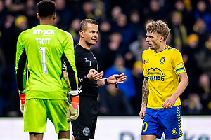Nathan Trott  (Vejle BK), Morten Krogh, dommer, Daniel Wass, anf�rer  (Br�ndby IF)