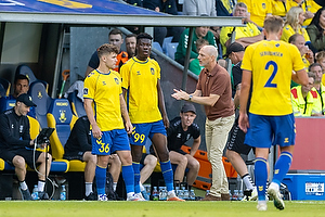 Mathias Kvistgaarden  (Br�ndby IF), Emmanuel Yeboah  (Br�ndby IF), Jesper S�rensen, cheftr�ner  (Br�ndby IF)