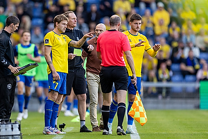 Nicolai Vallys  (Br�ndby IF), Jesper S�rensen, cheftr�ner  (Br�ndby IF)