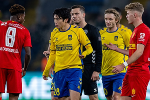 Yuito Suzuki  (Brndby IF), Lasse Graagaard, Dommer, Mario Dorgeles  (FC Nordsjlland)