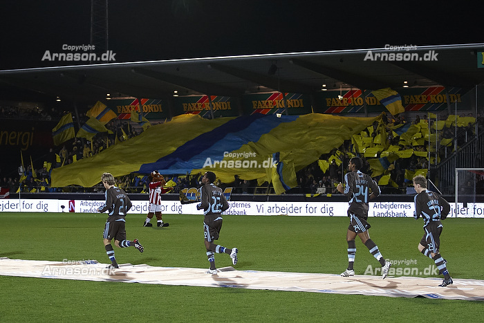 Brndbyfans med tifo, Anders Randrup (Brndby IF), Ousman Jallow (Brndby IF), Mikkel Bischoff (Brndby IF)