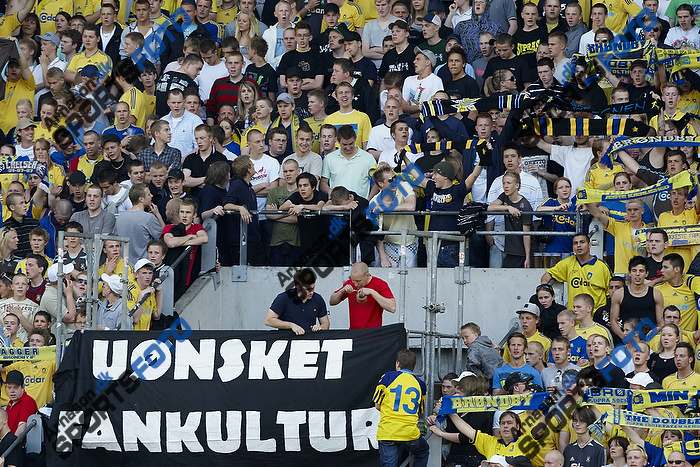 Brndbyfans p Faxetribunen med banneret med teksten "Unsket fankultur"