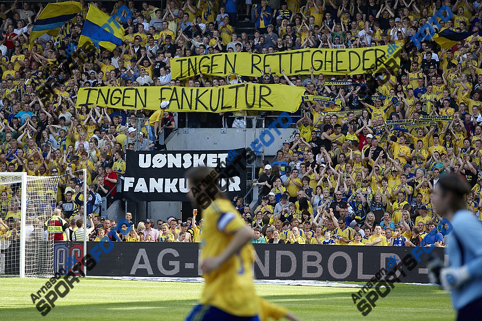 Brndbyfans p Faxetribunen med banneret med teksten "Unsket fankultur", "Ingen rettigheder" og "Ingen fankultur"