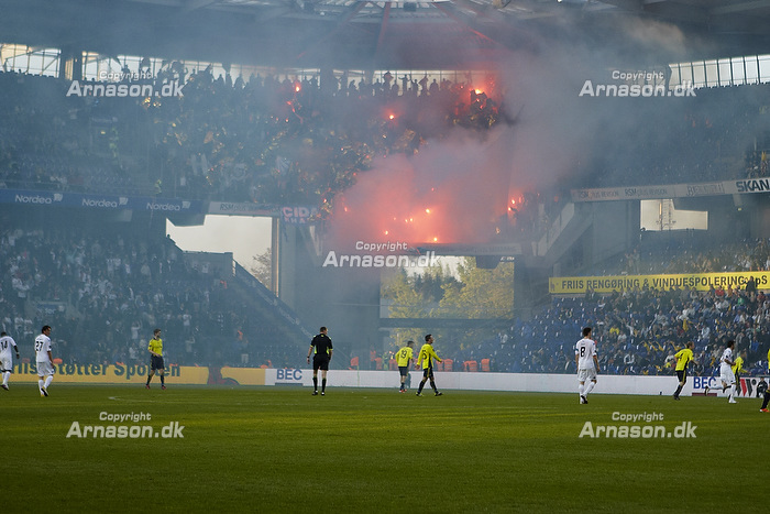 FCK fans afbrnder romerlys i udebaneafsnittet p Brndby Stadion