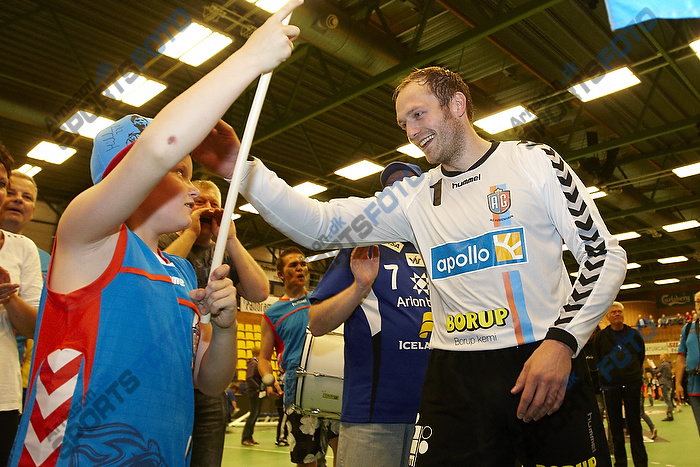 Kasper Hvidt (AG Kbenhavn) hilser p fan med flag