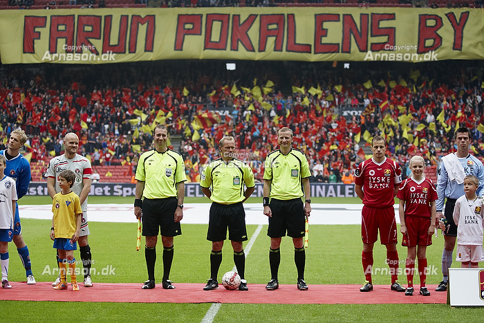 FCN-fans med banneret "Farum pokalens by" foran Claus Bo Larsen, dommer og Nicolai Stokholm, anfrer (FC Midtjylland), Kristian Bak Nielsen, anfrer (FC Midtjylland)