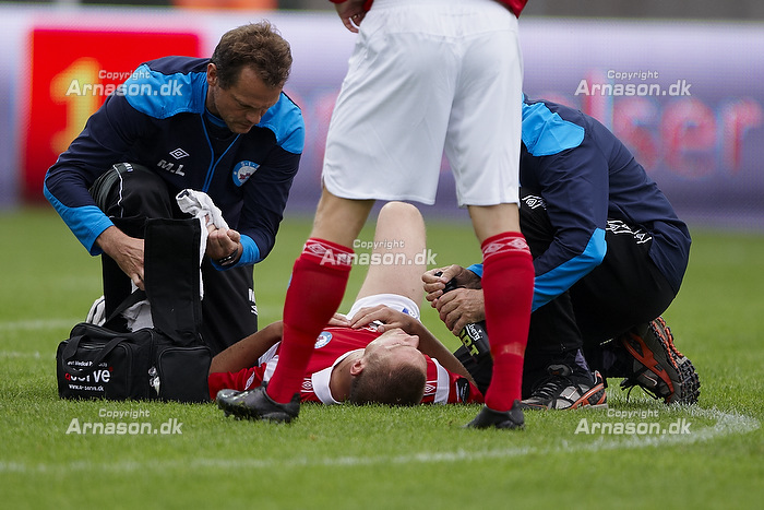 Thomas Rasmussen (Brndby IF) skadet og behandles liggende i grsset