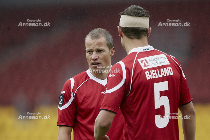 Andreas Bjelland (FC Nordsjlland) med hovedforbinding, Nicolai Stokholm, anfrer (FC Nordsjlland)