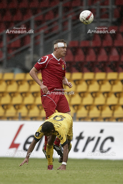Andreas Bjelland (FC Nordsjlland) med hovedforbinding, Gilberto Macena (AC Horsens)
