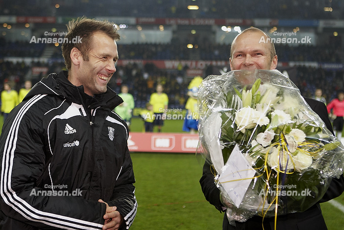 Ole Bjur, sportschef (Brndby IF) med blomster til Thomas Rasmussen (Brndby IF)