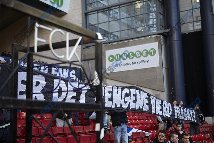 FCK-fans med protest bannere