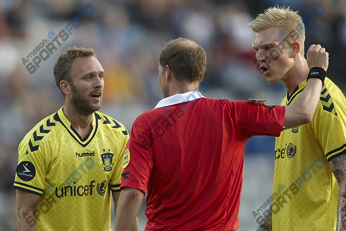 Dennis Rommedahl (Brndby IF), Henning Jensen, dommer, Simon Makienok Christoffersen (Brndby IF)