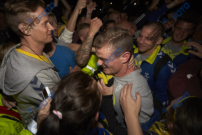 Mikkel Thygesen (Brndby IF) kmper sig fra bussen igennem fans til Brndby Stadion