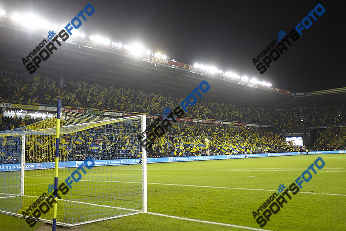 Brndby Stadion kldt i bl og gule flag