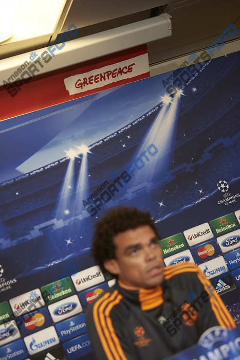 Pepe (Real Madrid CF) foran Greenpeace banner