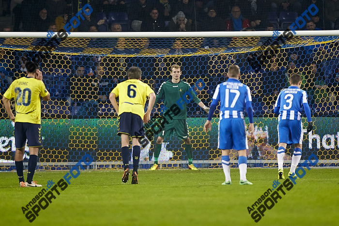 Peter Ankersen (Esbjerg fB) sparker straffespark mod Lukas Hradecky (Brndby IF)