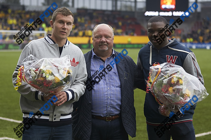 Andreas Bjelland (FC Nordsjlland), Allan K. Pedersen, bestyrelsesformand (FC Nordsjlland), Jores Okore (Aston Villa FC)