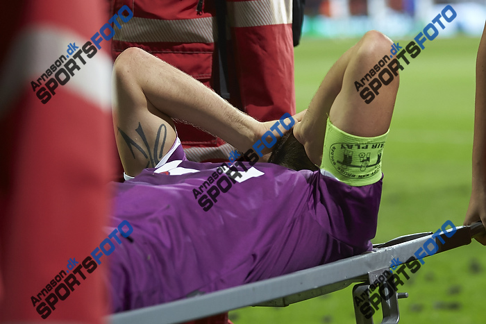 Kristian Bach Bak Nielsen (FC Midtjylland) bres skadet fra banen