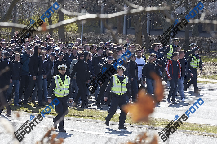 FCK-fans ankommer med politi